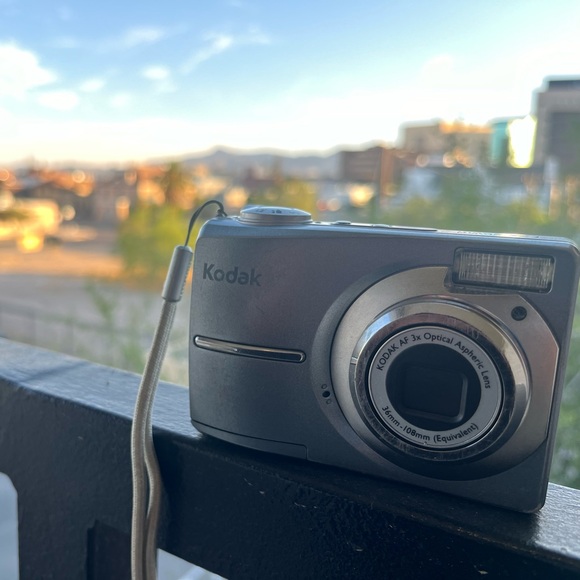 Kodak Easyshare C813 8.2 MP Digital Camera 3x Optical Zoom - Picture 2 of 5